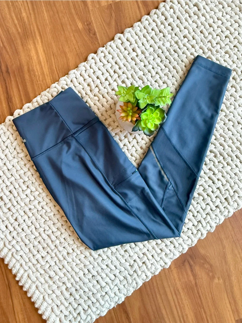 LOLë | Women’s Mesh Panel Zip Pocket Legging | Gray | Small